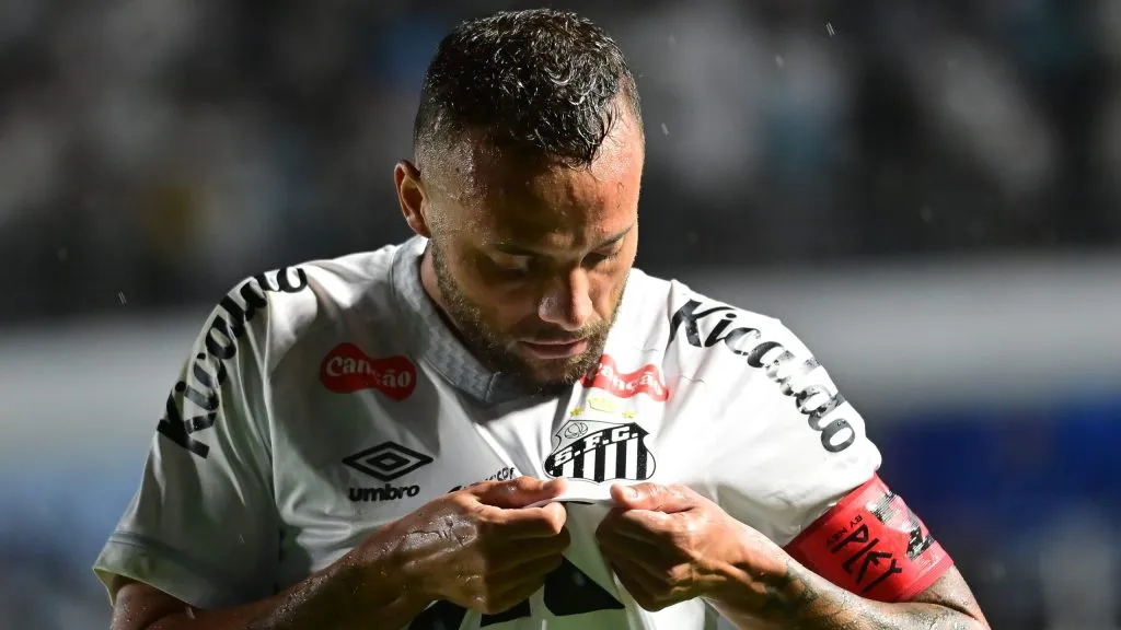 Guilherme jogador do Santos comemora seu gol durante partida contra o Sao Paulo no estadio Vila Belmiro pelo campeonato Brasileiro A 2025. Foto: Jota Erre/AGIF