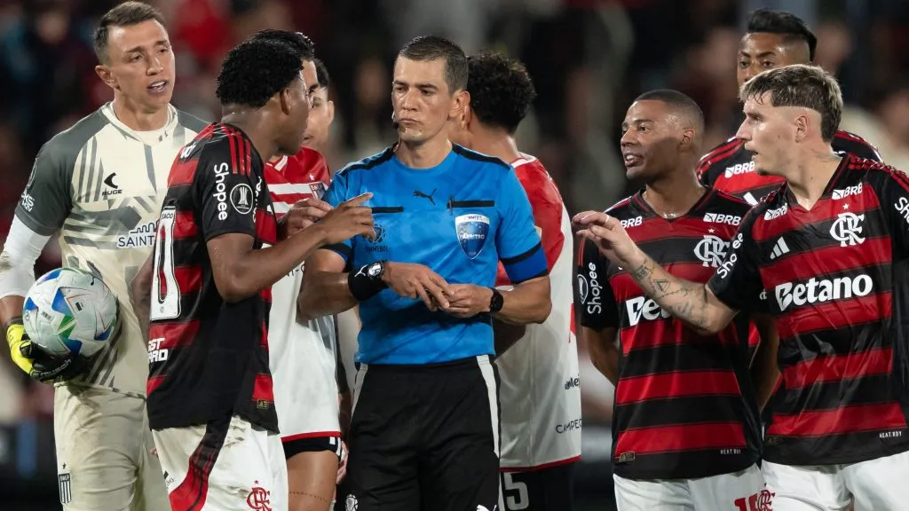 Plata sendo expulso. Foto: Jorge Rodrigues/AGIF