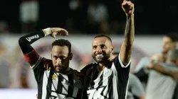 Neymar e Guilherme comemorando pelo Santos em partida no Brasileirão - Foto: Jhony Pinho/AGIF