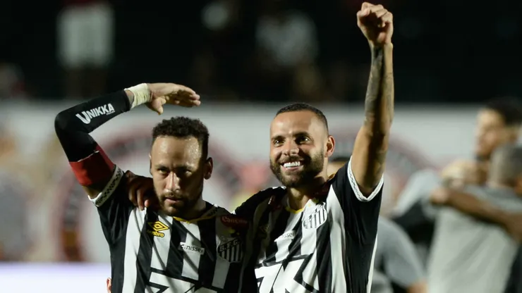 Neymar e Guilherme comemorando pelo Santos em partida no Brasileirão - Foto: Jhony Pinho/AGIF