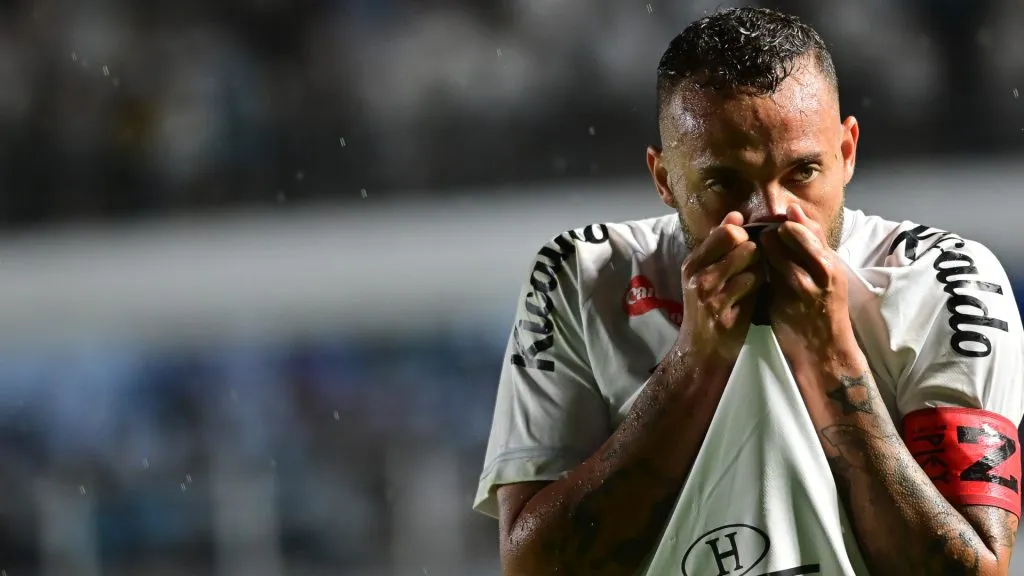 Guilhrme beijando o escudo do Santos em comemoração contra o São Paulo – Foto: Jota Erre/AGIF