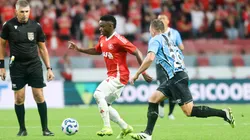 Marcelo de Lima Henrique observa Carbonero e Arthur no Gre-Nal 448 (Ricardo Duarte / Internacional)