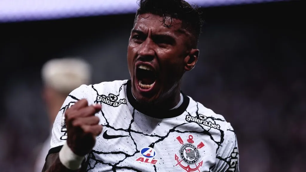 Paulinho comemorando gol pelo Corinthians. Foto: Ettore Chiereguini/AGIF