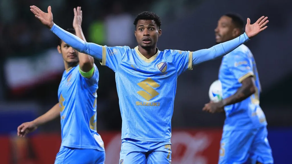 Romero jogador do Bolivar reclama com a arbitragem durante partida contra o Palmeiras no Allianz Parque pela Copa Libertadores 2025. Foto: Ettore Chiereguini/AGIF