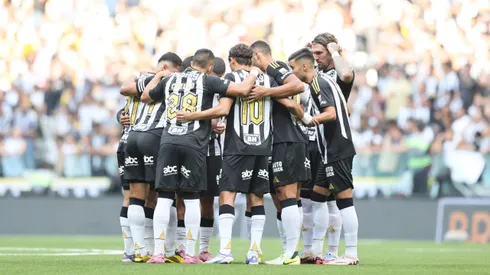 Jogadores do Atletico-MG durante entrada em campo para partida contra o Santos no estadio Arena MRV pelo campeonato Brasileiro A 2025. Foto: Gilson Lobo/AGIF