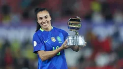 Marta com prêmio após conquista da Copa América Feminina - Foto: Lívia Villas Boas/CBF