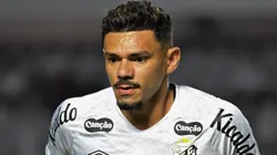 Tiquinho Soares jogador do Santos durante partida contra o Sao Paulo no estadio Vila Belmiro pelo campeonato Brasileiro A 2025. Foto: Jota Erre/AGIF