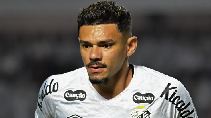 Tiquinho Soares jogador do Santos durante partida contra o Sao Paulo no estadio Vila Belmiro pelo campeonato Brasileiro A 2025. Foto: Jota Erre/AGIF