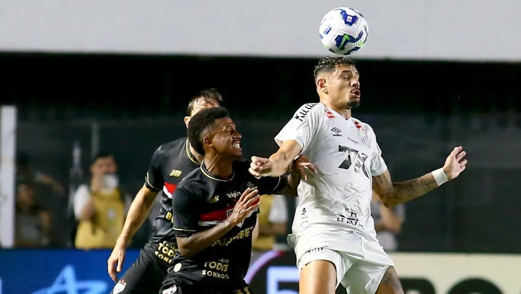 Tiquinho Soares jogador do Santos durante partida contra o Sao Paulo no estadio Vila Belmiro pelo campeonato Brasileiro A 2025. Foto: Mauricio De Souza/AGIF
