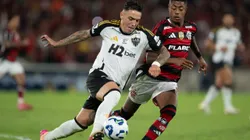 RJ - RIO DE JANEIRO - 27/07/2025 - BRASILEIRO A 2025, FLAMENGO X ATLETICO-MG - Bruno Henrique jogador do Flamengo disputa lance com Saravia jogador do Atletico-MG durante partida no estadio Maracana pelo campeonato Brasileiro A 2025. Foto: Jorge Rodrigues/AGIF