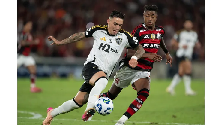 RJ - RIO DE JANEIRO - 27/07/2025 - BRASILEIRO A 2025, FLAMENGO X ATLETICO-MG - Bruno Henrique jogador do Flamengo disputa lance com Saravia jogador do Atletico-MG durante partida no estadio Maracana pelo campeonato Brasileiro A 2025. Foto: Jorge Rodrigues/AGIF