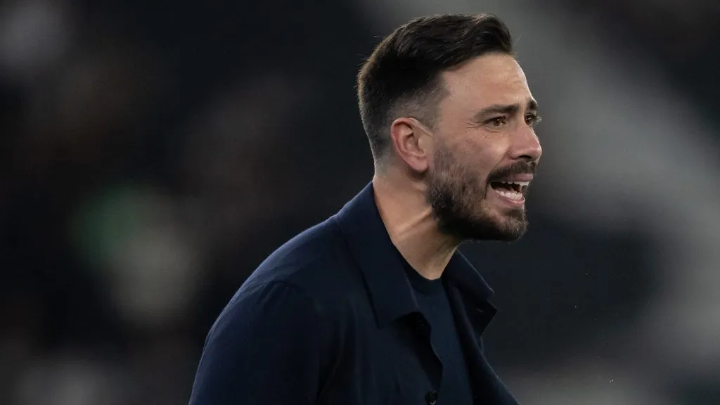 Davide Ancelotti tecnico do Botafogo durante partida contra o Atletico-MG no estadio Engenhao pelo campeonato Brasileiro A 2025. Foto: Jorge Rodrigues/AGIF