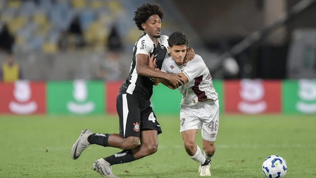 Julio Fidelis jogador do Fluminense disputa lance com Talles Magno jogador do Corinthians durante partida no estadio Maracana pelo campeonato Brasileiro A 2025. Foto: Thiago Ribeiro/AGIF