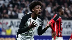 Talles Magno jogador do Corinthians lamenta durante partida contra o Vitoria no estadio Arena Corinthians pelo campeonato Brasileiro A 2025. Foto: Fabio Giannelli/AGIF