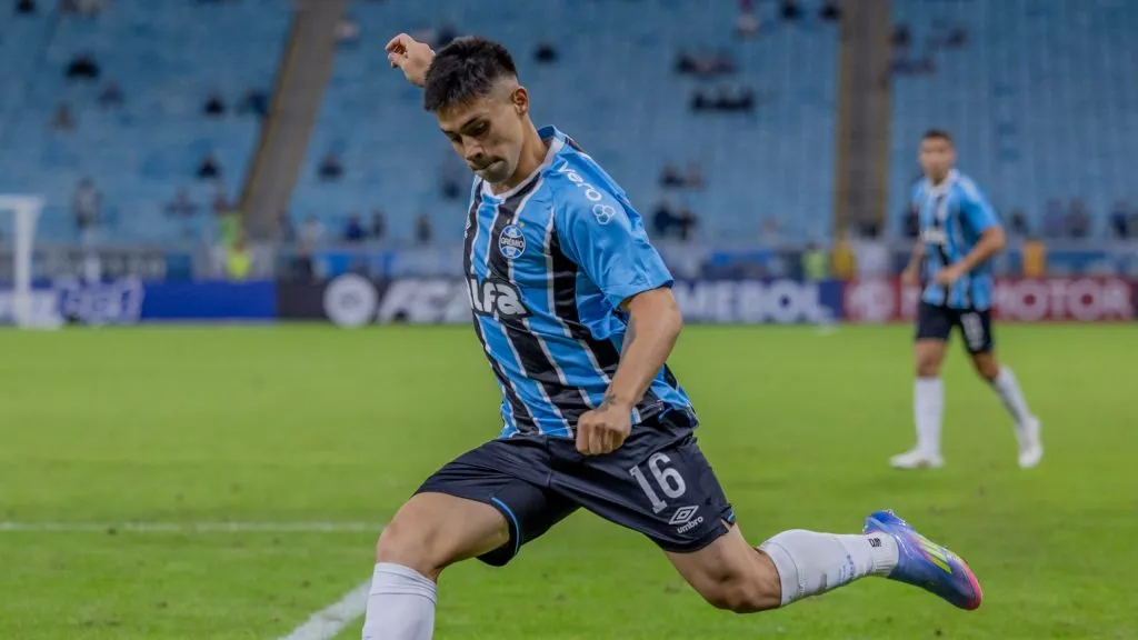 Aravena foi treinado para ser improvisado como centroavante. Foto: Liamara Polli/AGIF