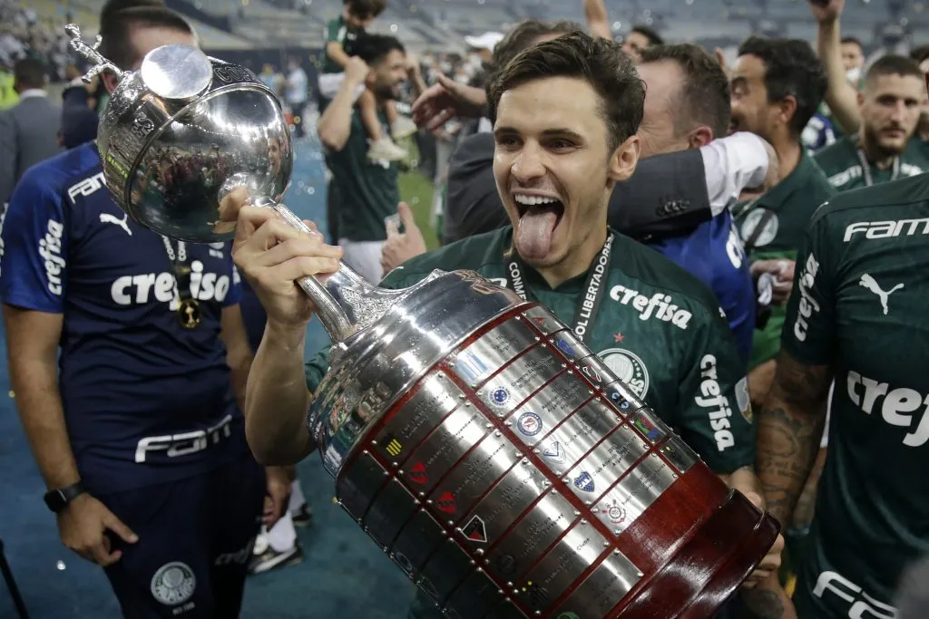 Raphael Veiga jogador do Palmeiras segurando a taça da Copa CONMEBOL Libertadores no Maracanã em 2021 – (Photo by Ricardo Moraes – Pool/Getty Images)