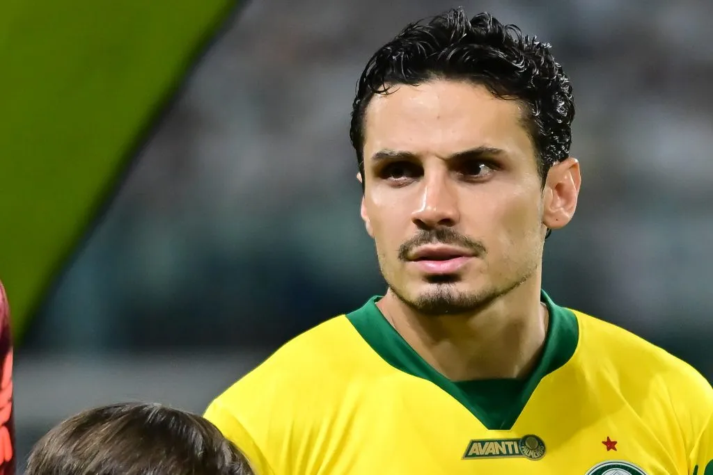 Raphael Veiga jogador do Palmeiras antes da partida contra o Fortaleza no estádio Arena Allianz Parque pelo campeonato Brasileiro A 2025 – Foto: Jota Erre/AGIF