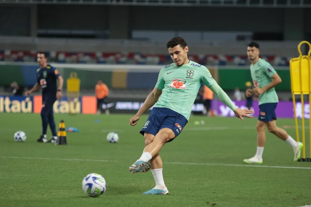 Raphael Veiga atuando como jogador do Seleção Brasileira durante treino no estádio Mangueirão. Foto: Fernando Torres/AGIF