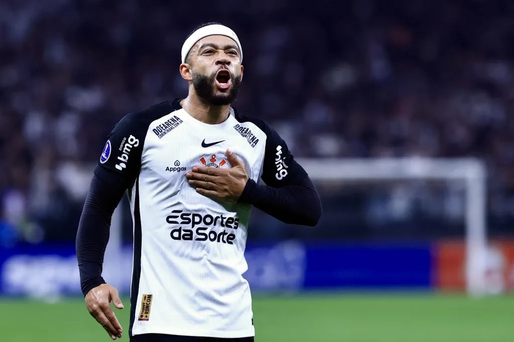 Memphis Depay jogador do Corinthians comemora seu gol durante partida contra o America de Cali no estadio Arena Corinthians pelo campeonato Copa Sul-americana 2025. Foto: Marcello Zambrana/AGIF