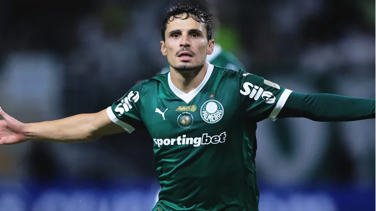 Raphael Veiga assinalou o último pênalti marcado para o Palmeiras no Brasileirão Betano
