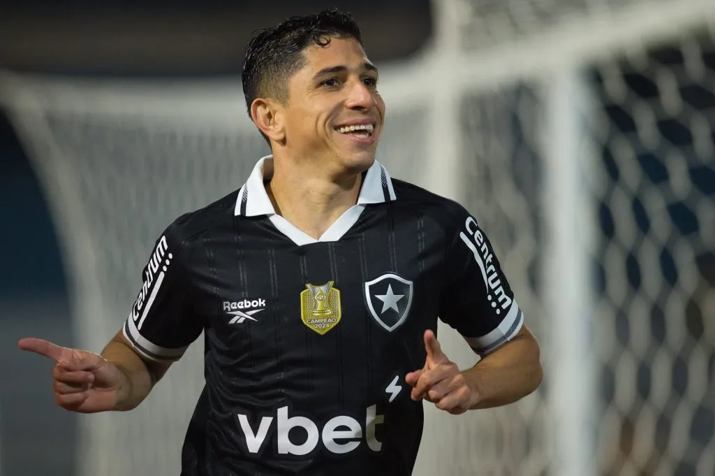 Savarino, jogador do Botafogo comemora seu gol durante partida contra o Bragantino no estadio Cicero De Souza Marques pelo campeonato Copa Do Brasil 2025. Foto: Anderson Romao/AGIF