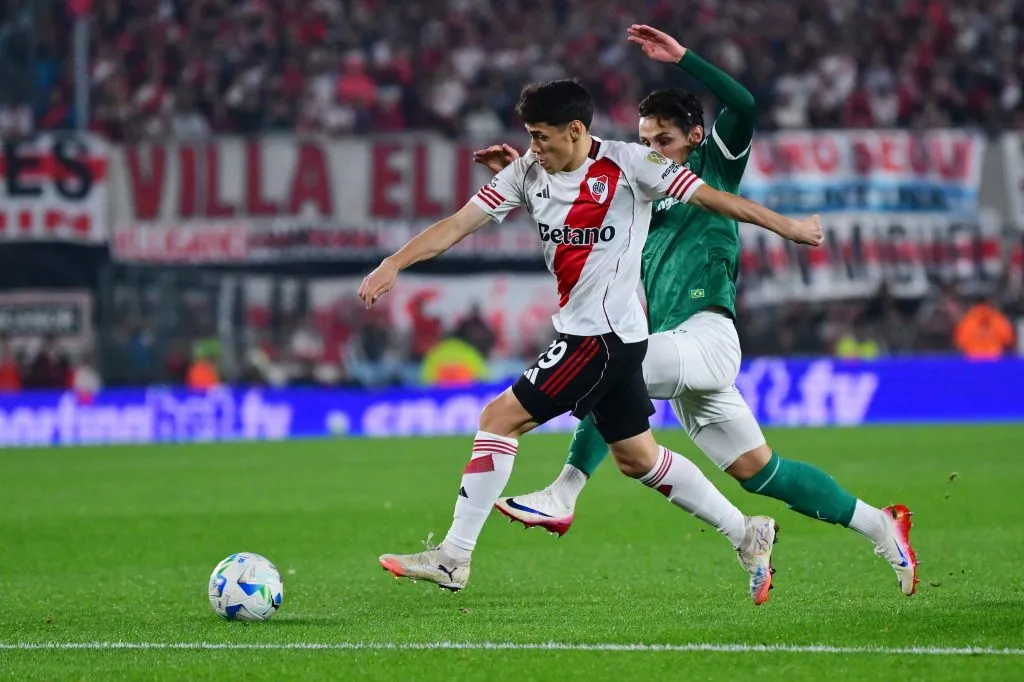 Santiago Lencina do River Plate e Raphael Veiga do Palmeiras – (Photo by Marcelo Endelli/Getty Images)