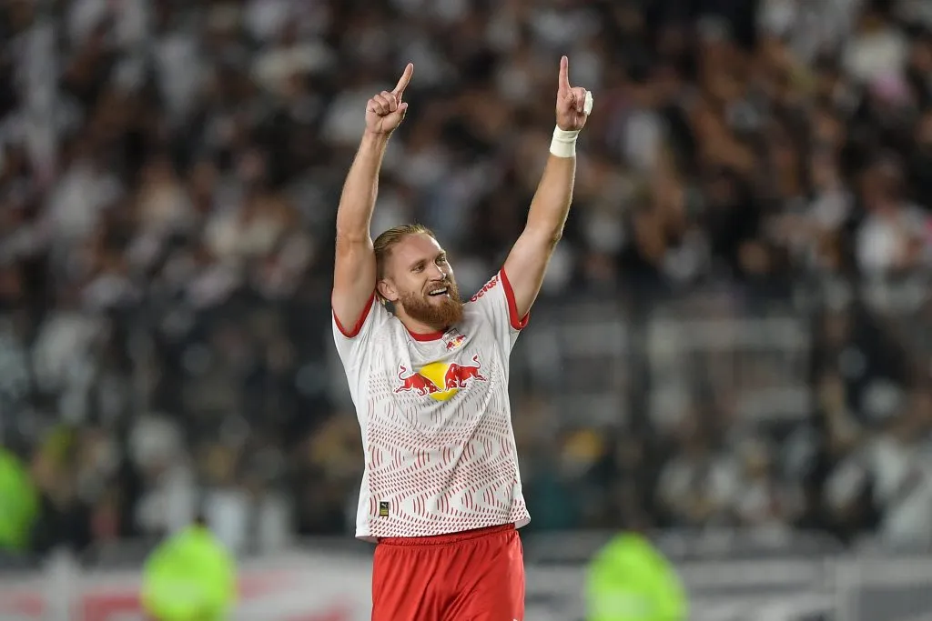 Isidro Pitta, jogador do Bragantino comemora seu gol durante partida contra o Vasco no estadio Sao Januario pelo campeonato Brasileiro A 2025. Foto: Thiago Ribeiro/AGIF