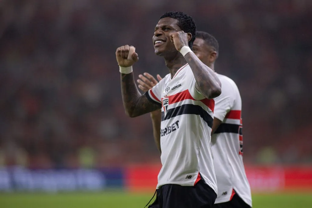 Robert Arboleda, jogador do Sao Paulo comemora seu gol durante partida contra o Internacional no estadio Arena do Gremio pelo campeonato Brasileiro A 2025. Foto: Maxi Franzoi/AGIF