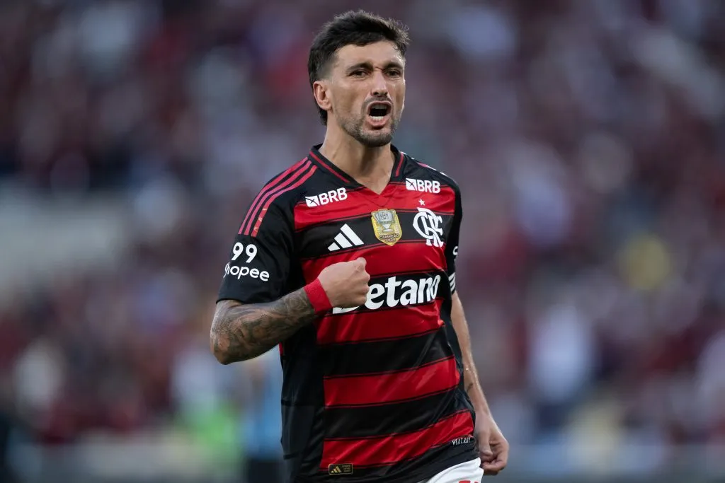Arrascaeta. jogador do Flamengo comemora seu gol durante partida contra o Gremio no estadio Maracana pelo campeonato Brasileiro A 2025. Foto: Jorge Rodrigues/AGIF