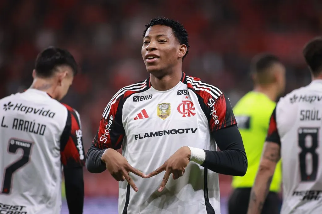 Gonzalo Plata, jogador do Flamengo comemora seu gol durante partida contra o Internacional no estadio Beira-Rio pelo campeonato Brasileiro A 2025. Foto: Maxi Franzoi/AGIF