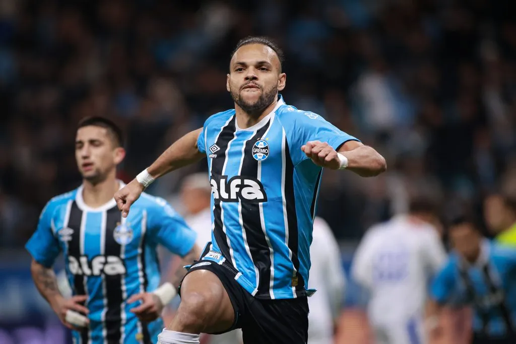 Martin Braithwaite, jogador do Gremio comemora seu gol durante partida contra o Fortaleza no estadio Arena do Gremio pelo campeonato Brasileiro A 2025. Foto: Maxi Franzoi/AGIF