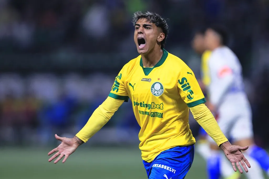Facundo Torres, jogador do Palmeiras reclama com a arbitragem durante partida contra o Fortaleza no estadio Arena Allianz Parque pelo campeonato Brasileiro A 2025. Foto: Ettore Chiereguini/AGIF