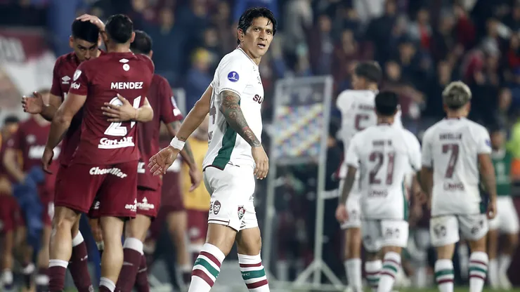 Lanús acabou cometendo gafe ao trocar escudo do Fluminense pelo Independência-AC em presente.