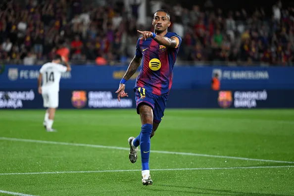 Raphinha, do Barcelona comemora seu gol durante a Laliga EA Sports contra o Valencia, na Espanha Foto: David Ramos/Getty Images
