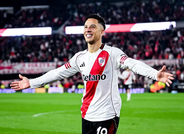 Sebastian Driussi, do River Plate comemora seu gol durante o Torneo Clausura Betano 2025 contra o Godoy Cruz no Estadio Más Monumental, na Argentina. Foto: Marcelo Endelli/Getty Images
