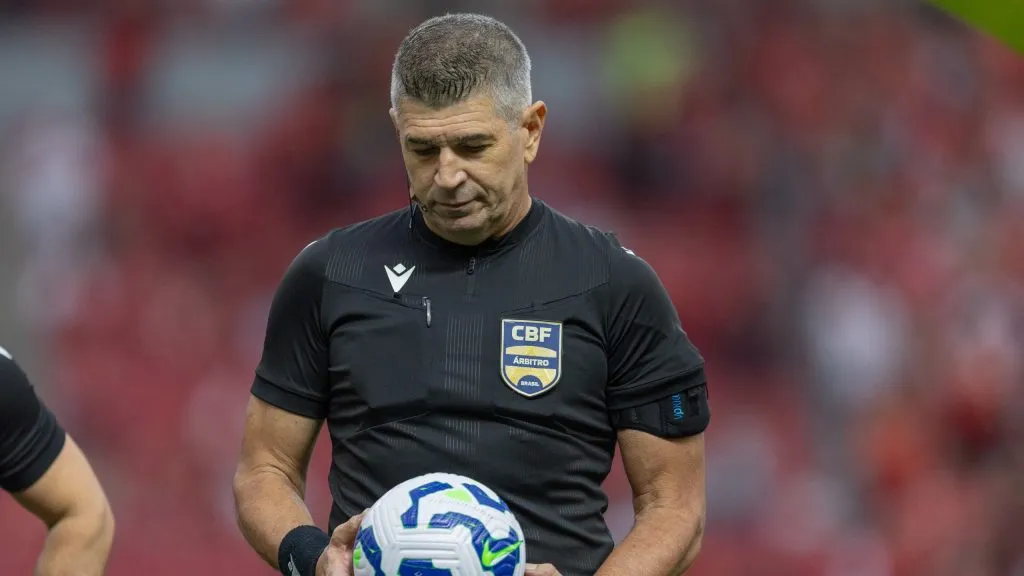 Marcelo de Lima Henrique apitou o GreNal e causou polêmica – Foto: Liamara Polli/AGIF