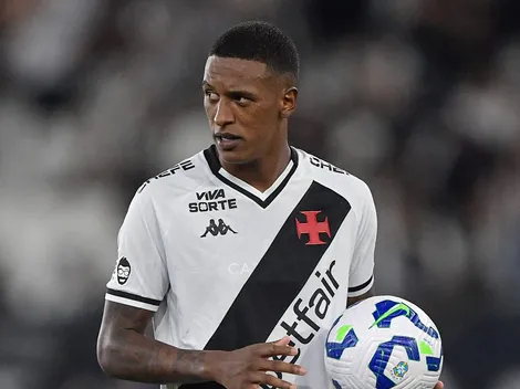 Robert Renan tranquiliza torcida do Vasco após choque de cabela no clássico