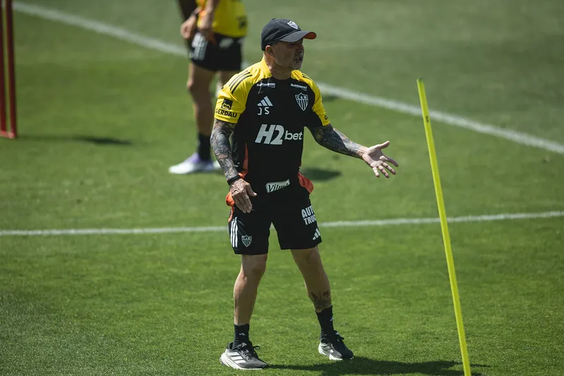 Jorge Sampaoli tenta fazer Galo reagir na Série A (Foto: Pedro Souza / Atlético)