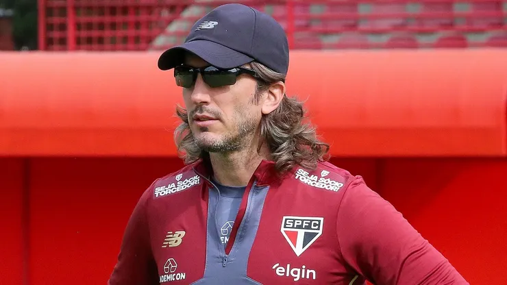 Luis Zubeldía, orientando treino no CT da Barra Funda (Erico Leonan / São Paulo FC)