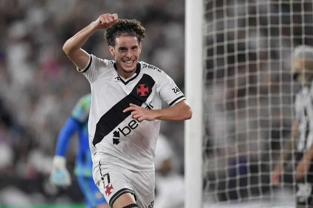 Nuno Moreira, jogador do Vasco comemora seu gol durante partida contra o Botafogo no estadio Engenhao pelo campeonato Copa Do Brasil 2025. Foto: Thiago Ribeiro/AGIF