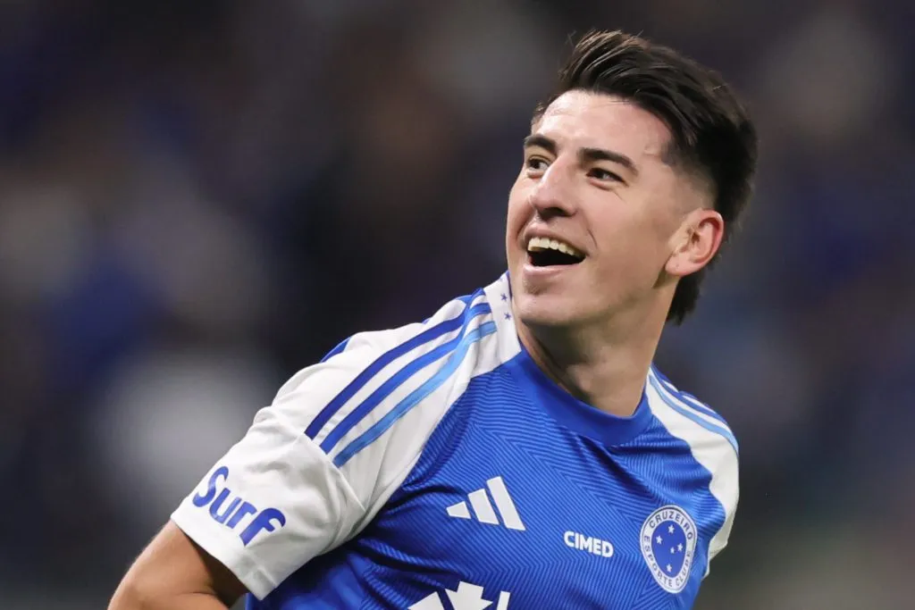Lucas Villalba, jogador do Cruzeiro comemora seu gol durante partida contra o Gremio no estadio Mineirao pelo campeonato Brasileiro A 2025. Foto: Gilson Lobo/AGIF