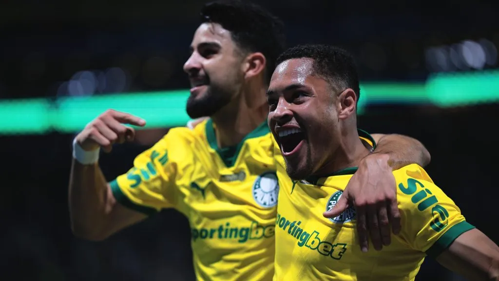 Flaco López e Vitor Roque comemorando gol pelo Palmeiras. Foto: Ettore Chiereguini/AGIF