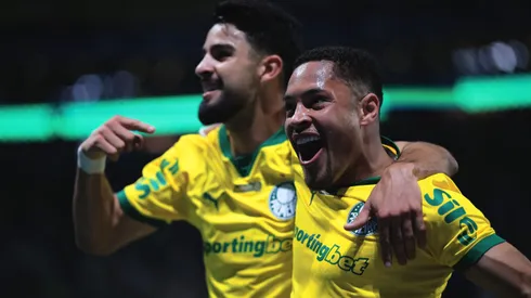Flaco López e Vitor Roque comemorando gol pelo Palmeiras. Foto: Ettore Chiereguini/AGIF