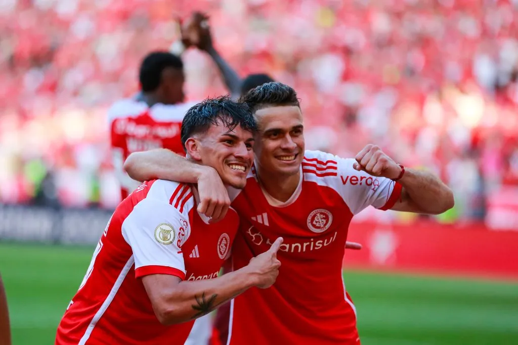 Borre, jogador do Internacional comemora com Bernabei vitoria contra o Gremio no estadio Beira-Rio pelo campeonato Brasileiro A 2024. Foto: Luiz Erbes/AGIF