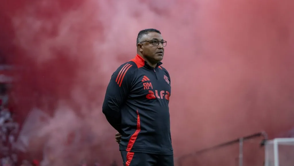 Roger Machado tecnico do Internacional durante partida contra o Gremio no estadio Beira-Rio pelo campeonato Brasileiro A 2025. Foto: Liamara Polli/AGIF