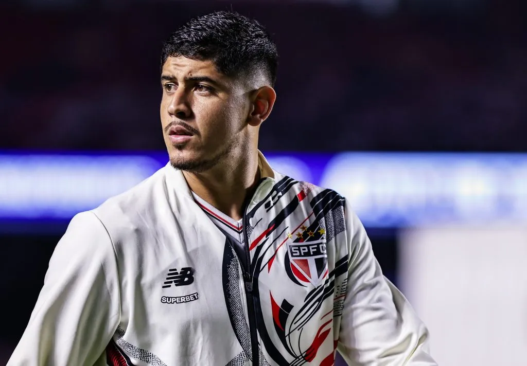 Alan Franco, jogador do Sao Paulo durante entrada em campo para partida contra o Gremio no estadio Morumbi pelo campeonato Brasileiro A 2025. Foto: Fabio Giannelli/AGIF