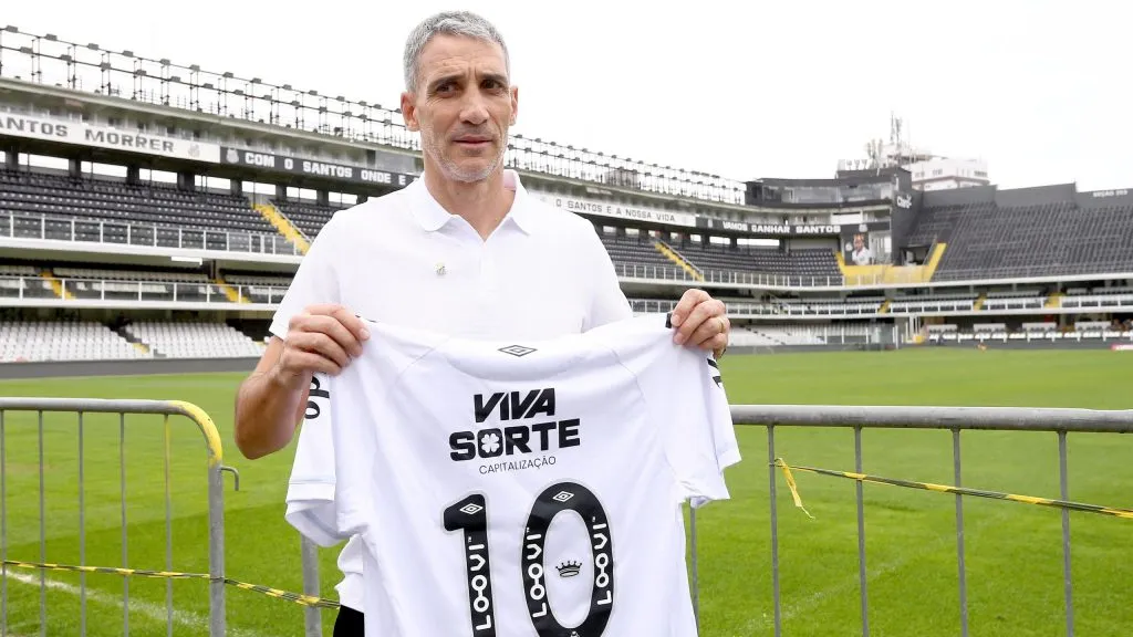 APRESENTACAO TECNICO JUAN PABLO VOJVODA - posa para fotos durante apresentacao como novo tecnico do Santos em coletiva de imprensa realizada no Vila Belmiro. Foto: Mauricio De Souza/AGIF
