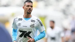 Ze Ivaldo jogador do Santos durante aquecimento antes da partida contra o Atletico-MG no estadio Arena MRV pelo campeonato Brasileiro A 2025. Foto: Gilson Lobo/AGIF