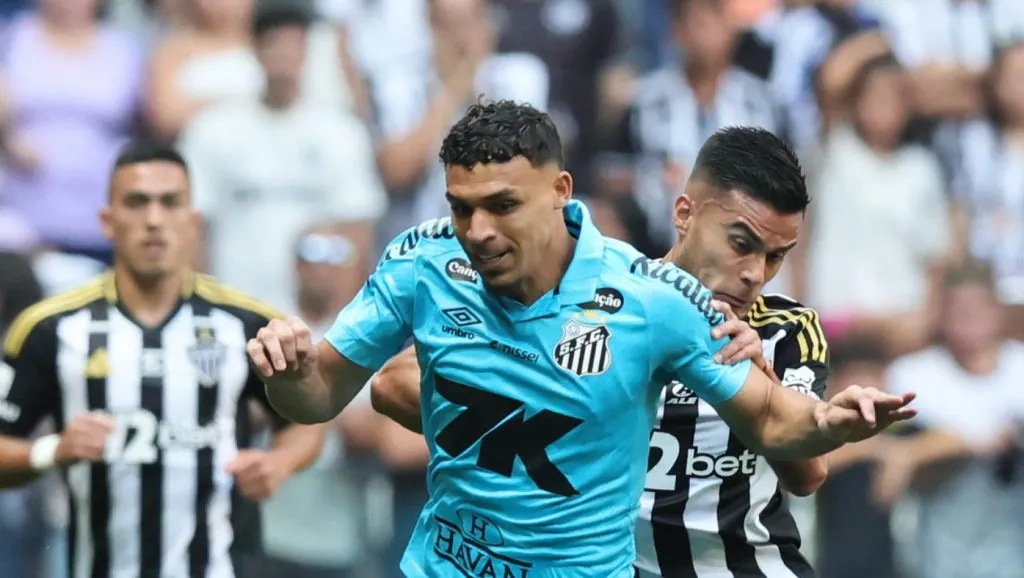 Victor Hugo mal chegou e já machucou -  Foto: Gilson Lobo/AGIF