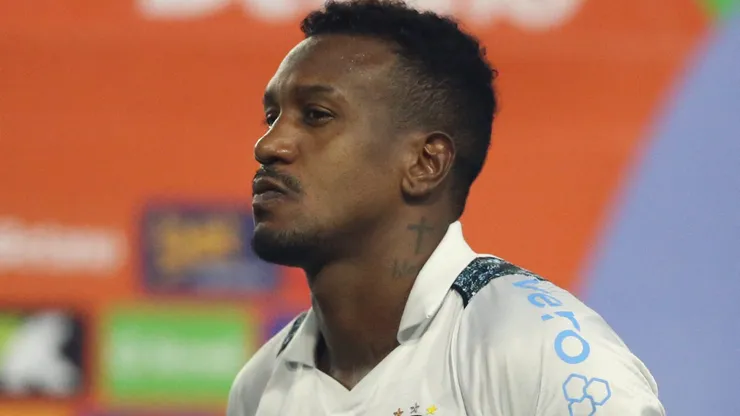 Edenílson durante partida entre CSA e Grêmio, pela Copa do Brasil, no Estádio Rei Pelé.